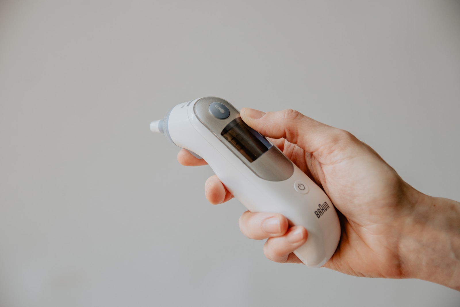 Ear thermometer for checking fever, common in ying level Heat in pericardium